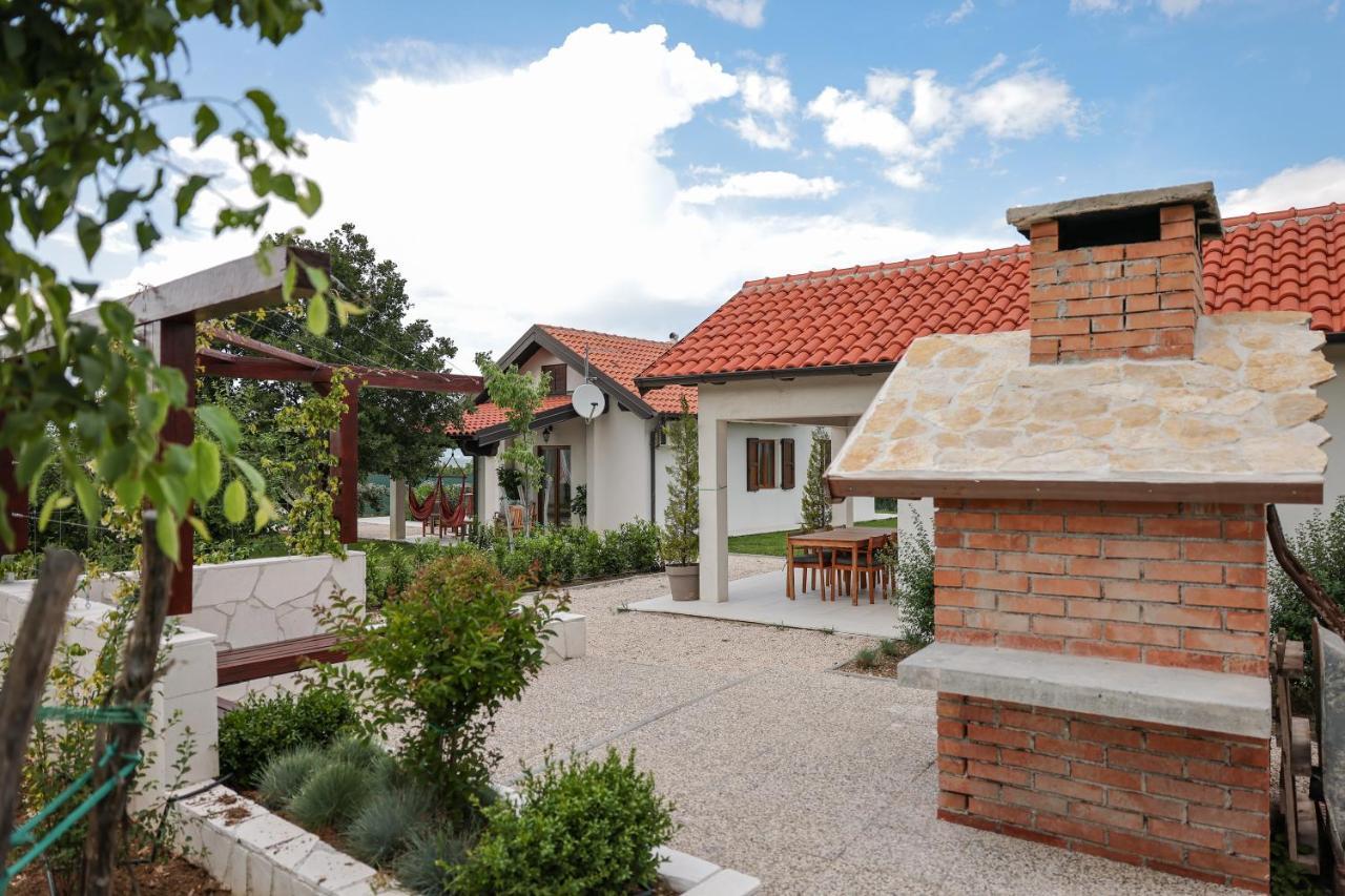 Villa Ena With Pool & Jacuzzi Donji Kasic Extérieur photo